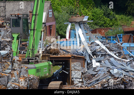 magnetische Grab auf Kran Heben Metall bei Schrottplatz uk Stockfoto