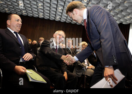 Die neue Präsident der deutschen Zentralbank (Bundesbank) Jens Weidmann (R) schüttelt Hände mit Finanzminister Wolfgang Schaeuble als seines Vorgängers Axel Weber im Rahmen einer Übergabe-Zeremonie am Sitz Bundesbank in Frankfurt am Main, 2. Mai 2011 lächelt. Foto: Kai Pfaffenbach Dpa/lhe Stockfoto