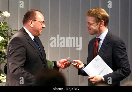 Die neue Präsident der deutschen Zentralbank (Bundesbank) Jens Weidmann (R) erhält einen Kompass seines Vorgängers Axel Weber im Rahmen einer Übergabe-Zeremonie am Sitz Bundesbank in Frankfurt am Main, 2. Mai 2011. Foto: Kai Pfaffenbach Dpa/lhe Stockfoto