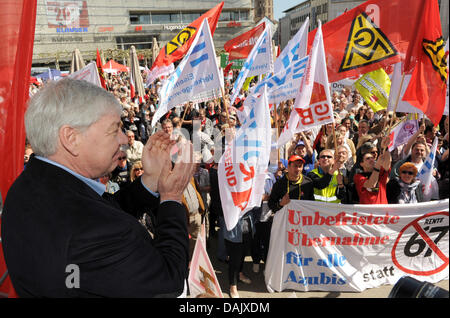 Vorsitzender des Deutschen Gewerkschaftsbundes (DGB) Michael Sommer spricht über die DGB-Demonstration in Kassel, Deutschland, 1. Mai 2011. Millionen von Menschen nahmen an der Demonstration., unter dem Motto "das ist das Mindeste! Faire Löhne, gute Arbeitsplätze, soziale Sicherheit ". Foto: UWE ZUCCHI Stockfoto