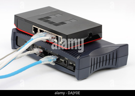 Ethernet-Switch isoliert und Modem-Router verbinden Lan auf dem weißen Hintergrund Stockfoto