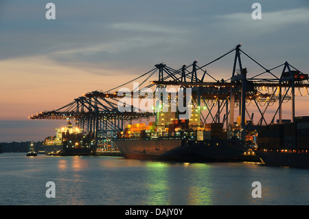 Container-Schiffe in den Hafen während der Entladung, Dämmerung Stockfoto