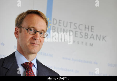 Die neue deutsche Zentralbank (Bundesbank) Präsident Jens Weidmann stellt bei seiner Thronbesteigung Büro bei der Bundesbank-Zentrale in Frankfurt am Main, 2. Mai 2011. Foto: Boris Roessler Stockfoto