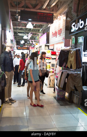 dh Markt Bugis Street BUGIS VILLAGE Singapur asiatische Mädchen Tuch Einkaufen im Markt Einkaufszentrum Komplex Stockfoto