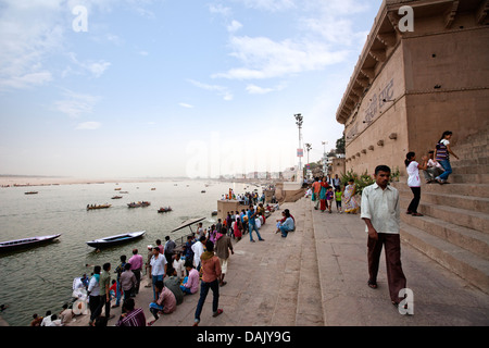 Menschen auf das Munshi Ghat am Fluss Ganges, Varanasi, Uttar Pradesh, Indien Stockfoto