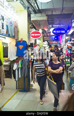 dh Markt Bugis Street BUGIS VILLAGE Singapur asiatische Mädchen Tuch Einkaufen im Markt Einkaufszentrum Komplex Stockfoto