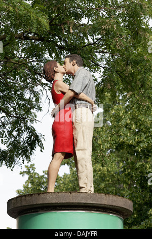 Auf einer Litfaßsäule Skulptur paar küssen, Stockfoto