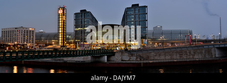 Berliner Hauptbahnhof auf der Spree Stockfoto