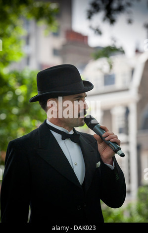 Tristan Langlois, Zeremonienmeister bei der CHAP-Olympiade in Bedford Square Gardens in London, Großbritannien. Stockfoto