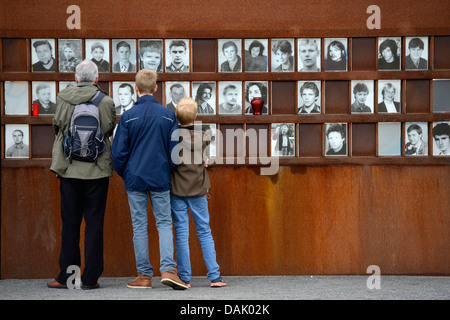 Besucher vor Fotos der Opfer der Berliner Mauer, Gedenkstätte Berliner Mauer Stockfoto