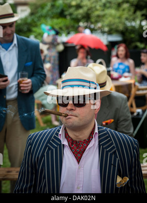 Ein chap-Teilnahme an der jährlichen Chaps Olympiade in Bedford Square Gardens in London. Stockfoto