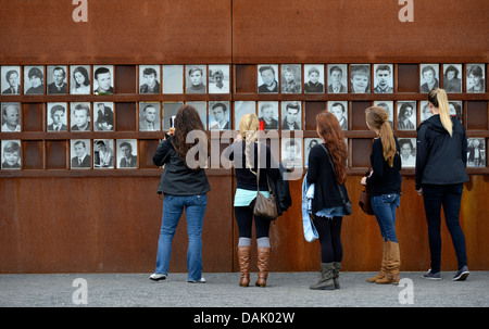 Besucher vor Fotos der Opfer der Berliner Mauer, Gedenkstätte Berliner Mauer Stockfoto