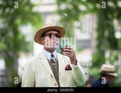 Gustav Tempel, Herausgeber des CHAP-Magazin rauchen die offizielle Leitung an den CHAP-Olympiade in Bedford Square Gardens. Stockfoto