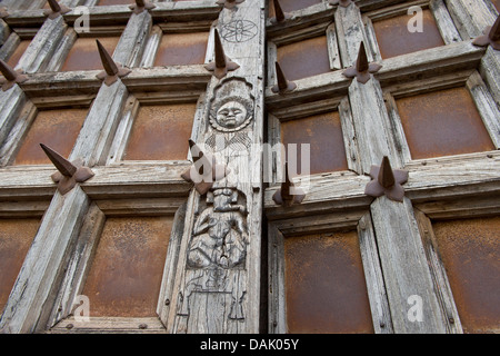 Tor des Palastes angereichert mit eisernen Spitzen, Darstellung des elefantenköpfigen Gottes Ganesha und der Sonne, Taragarh Fort Stockfoto