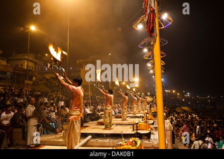 Pilger, die Durchführung Aarti bei einem Ghat, Fluss Ganges, Varanasi, Uttar Pradesh, Indien Stockfoto