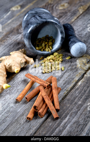 Stillleben von Gewürzen und Mörtel auf einem Holztisch Stockfoto