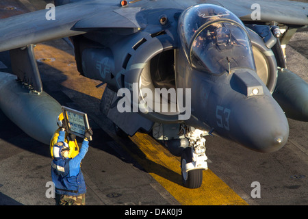 Ein US Marine Corps AV-8 b Harrier Kampfjet Flugzeug bereitet aus dem Flugdeck der USS Kearsarge 13. Juli 2013 in das Arabische Meer abheben. Stockfoto