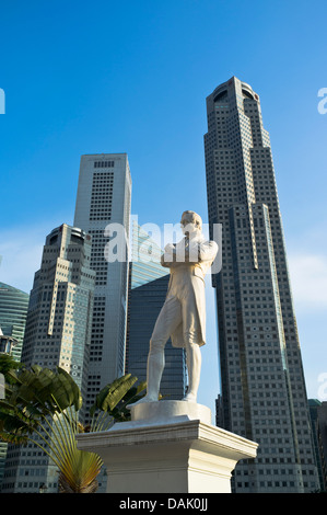 Dh NORTH Boat Quay Singapur Sir Stamford Raffles erste landete Statue und hochhaustürmen Stockfoto