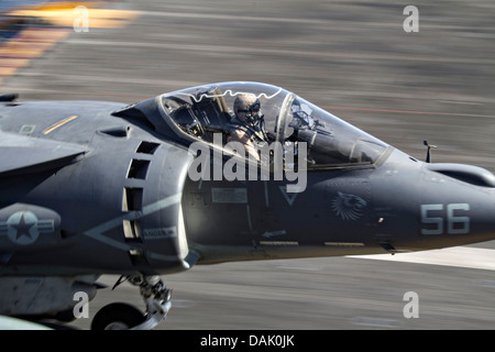 Ein US Marine Corps AV-8 b Harrier Kampfjet Flugzeug zieht aus dem Flugdeck der USS Kearsarge 13. Juli 2013 in das Arabische Meer. Stockfoto