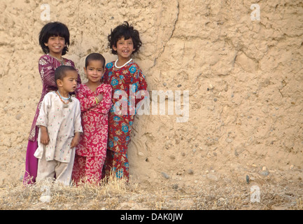 Afghanische Kinder sehen US-Marines während einer Patrouille auf Forward Operating Base Shukvani 12. Juni 2013 in der Provinz Helmand, Afghanistan. Stockfoto