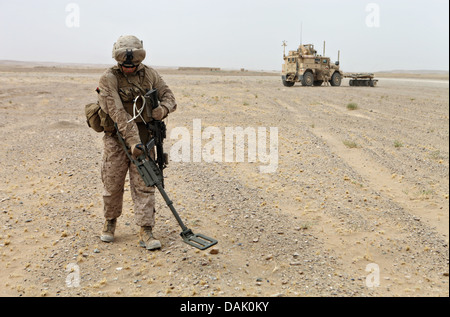 US Marine Lance Cpl. Kyle Boeck fegt das Gebiet mit einem Metalldetektor für eine improvisierte Sprengsätze vor Durchführung einen Fahrzeug-Checkpoint 28. Juni 2013 in der Provinz Helmand, Afghanistan. Stockfoto