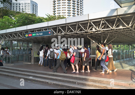 Dh DOWNTOWN SINGAPUR Massen Leute am Eingang City Hall MRT-Station der U-Bahn Stockfoto