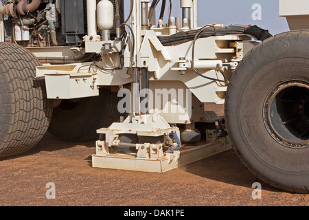 Öl-Exploration Mali. Detail der Shaker-Einheit mit Pad und Masse Führungssäule auf seismische Vibrator Fahrzeug während GPS-Umfrage Stockfoto