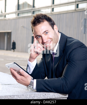 Glücklich Kaufmann mit TabletPC Stockfoto