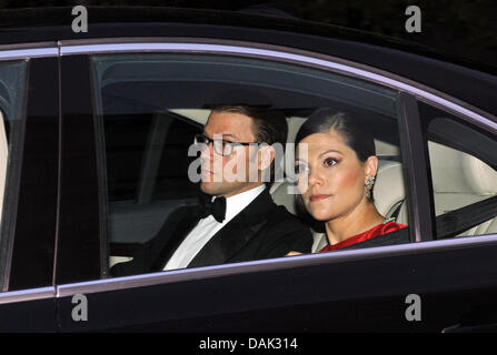 Schwedische Kronprinzessin Victoria und Prinz Daniel kommen für eine Party im Hotel "Mandarin Oriental" in London am Donnerstag, 28. April 2011 am Vorabend des die königliche Hochzeit von Prinz William und Kate Middleton Großbritanniens am 29. April. Foto: Peter Kneffel dpa Stockfoto