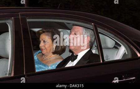 Kronprinz Alexander und Kronprinzessin Katherine Jugoslawien kommen für eine Party im Hotel "Mandarin Oriental" in London am Donnerstag, 28. April 2011 am Vorabend des die königliche Hochzeit von Prinz William und Kate Middleton Großbritanniens am 29. April. Foto: Peter Kneffel dpa Stockfoto