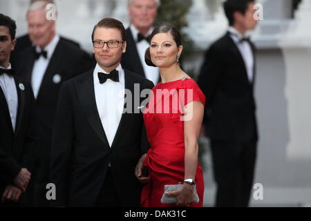 Schwedische Kronprinzessin Victoria und Prinz Daniel kommen für eine Party im Hotel "Mandarin Oriental" in London am Donnerstag, 28. April 2011 am Vorabend des die königliche Hochzeit von Prinz William und Kate Middleton Großbritanniens am 29. April. Foto: Kay Nietfeld dpa Stockfoto