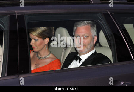 Kronprinzessin Mathilde und Kronprinz Philippe von Belgien kommen für eine Party im Hotel "Mandarin Oriental" in London am Donnerstag, 28. April 2011 am Vorabend des die königliche Hochzeit von Prinz William und Kate Middleton Großbritanniens am 29. April. Foto: Peter Kneffel dpa Stockfoto