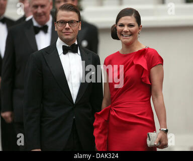 Schwedische Kronprinzessin Victoria und Prinz Daniel kommen für eine Party im Hotel "Mandarin Oriental" in London am Donnerstag, 28. April 2011 am Vorabend des die königliche Hochzeit von Prinz William und Kate Middleton Großbritanniens am 29. April. Foto: Kay Nietfeld Dpa +++(c) Dpa - Bildfunk +++ Stockfoto