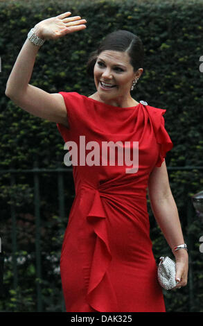 Schwedische Kronprinzessin Victoria kommt für eine Party im Hotel "Mandarin Oriental" in London am Donnerstag, 28. April 2011 am Vorabend des die königliche Hochzeit von Prinz William und Kate Middleton Großbritanniens am 29. April. Foto: Kay Nietfeld dpa Stockfoto