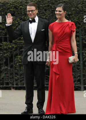 Schwedische Kronprinzessin Victoria und Prinz Daniel kommen für eine Party im Hotel "Mandarin Oriental" in London am Donnerstag, 28. April 2011 am Vorabend des die königliche Hochzeit von Prinz William und Kate Middleton Großbritanniens am 29. April. Foto: Kay Nietfeld Dpa +++(c) Dpa - Bildfunk +++ Stockfoto