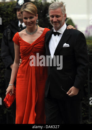 Kronprinzessin Mathilde und Kronprinz Philippe von Belgien kommen für eine Party im Hotel "Mandarin Oriental" in London am Donnerstag, 28. April 2011 am Vorabend des die königliche Hochzeit von Prinz William und Kate Middleton Großbritanniens am 29. April. Foto: Peter Kneffel Dpa +++(c) Dpa - Bildfunk +++ Stockfoto