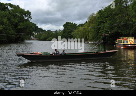 Alte Hand zog Fähre an Symonds Yat Osten an den Fluss Wye Stockfoto