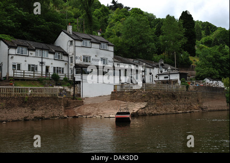 Die alte Fähre Inn Symonds Yat mit Fluss Wye und Boot in den Vordergrund und Waldtal jenseits Stockfoto