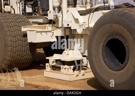 Öl-Exploration Mali. Detail der Shaker-Einheit mit Pad und Masse Führungssäule auf seismische Vibrator Fahrzeug während GPS-Umfrage Stockfoto