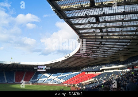 dh HAMPDEN PARK GLASGOW Abend Menschenmassen im schottischen Nationalstadion U20s Jugend Stadion Fußball uk Innengelände steht Fußball Stockfoto