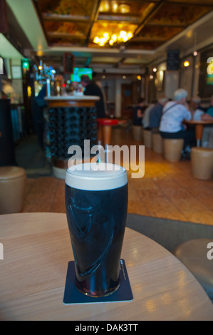 Pint Guinness Mitteleuropas Davy Byrne es Pub Restaurant Dublin Irland Stockfoto