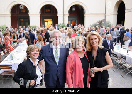 Steffi Czerny, Martin Zeil, Viviane Reding und Maria Furtwängler-Burda besucht die Vorsitzende Abendessen während der DLD (Digital Life Design) Frauen bei Schumanns am 14. Juli 2012 in München. DLD Women ist eine Weltneuheit-Konferenz mit einem Stockfoto