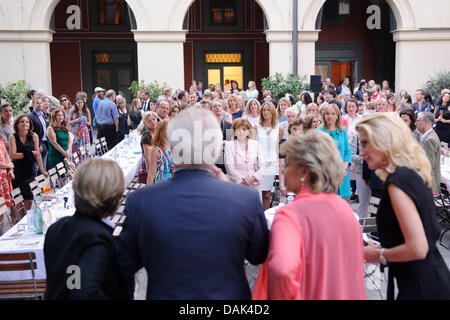 Steffi Czerny, Martin Zeil, Viviane Reding und Maria Furtwängler-Burda besucht die Vorsitzende Abendessen während der DLD (Digital Life Design) Frauen bei Schumanns am 14. Juli 2012 in München. DLD Women ist eine Weltneuheit-Konferenz mit einem Stockfoto