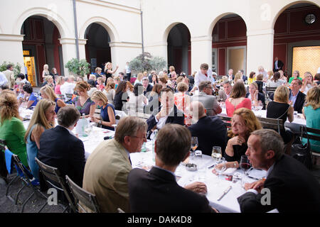 Der Vorsitzende Abendessen während der DLD (Digital Life Design) Frauen bei Schumanns am 14. Juli 2012 in München. DLD Women ist eine Weltneuheit-Konferenz mit einem Fokus auf weibliche Märkte in Wirtschaft, Medien, Technologie, Gesellschaft, Gesundheitswesen Stockfoto