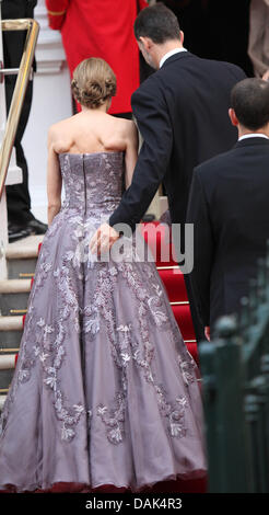 Spanische Kronprinz Felipe und seine Frau Prinzessin Letizia kommen für ein Pre-Wedding-Dinner statt im Mandarin Oriental Hyde Park in London, Großbritannien, 28. April 2011, am Vorabend der königlichen Hochzeit von Prinz William und Kate Middleton. Foto: Albert Nieboer Stockfoto