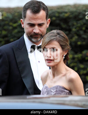 Spanische Kronprinz Felipe und Prinzessin Letizia von Asturien kommen für ein Pre-Wedding-Dinner statt im Mandarin Oriental Hyde Park in London, Großbritannien, 28. April 2011, am Vorabend der königlichen Hochzeit von Prinz William und Kate Middleton. Foto: Albert Nieboer Stockfoto