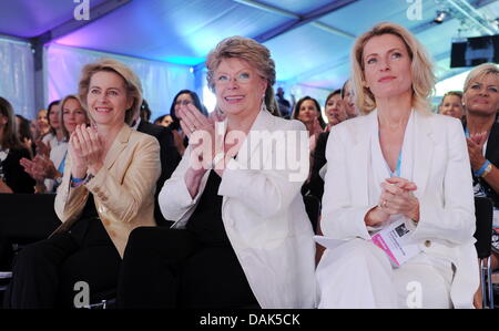 Bundesarbeitsministerin Ursula von der Leyen (l-R - CDU), EU-Ermittlerinnen Viviane Reding Und Die Schauspielerin Und Schirmherrin der Konferenz, Maria Furtwängler, einer Bei der Konferenz DLD Frauen (Digital Life Design) bin (15.07.2013) in München (Bayern) in der Porzelanmanufaktur Nymphenburg Nebeneinander. Sterben Sie Konferenz Widmet Sich der Zukunft von Arbeit, Gesundheit Und Bildung aus weiblichem Perspektive. Foto: Tobias Hase/Dpa +++(c) Dpa - Bildfunk +++ Stockfoto