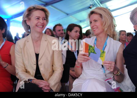 Bundesarbeitsministerin Ursula von der Leyen (l - CDU) Und Die Schauspielerin Und Schirmherrin der Konferenz, Maria Furtwängler, einer Bei der Konferenz DLD Frauen (Digital Life Design) bin (15.07.2013) in München (Bayern) in der Porzelanmanufaktur Nymphenburg Nebeneinander. Sterben Sie Konferenz Widmet Sich der Zukunft von Arbeit, Gesundheit Und Bildung aus weiblichem Perspektive. Foto: Tobias Hase/dpa Stockfoto