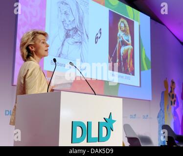 Bundesarbeitsministerin Ursula von der Leyen (CDU) Spricht Bei der Konferenz DLD Frauen (Digital Life Design) bin (15.07.2013) in München (Bayern) in der Porzelanmanufaktur Nymphenburg, füttere Hinter Ihr Ein Bild der Damals 63-finanzielle Mutter Albrecht Dürers Und Ein Foto der Sängerin Tina Turner Eingeblendet ist. Sterben Sie Konferenz Widmet Sich der Zukunft von Arbeit, Gesundheit Und Bildung aus weiblichem Perspektive. Foto: Tobias Hase/Dpa +++(c) Dpa - Bildfunk +++ Stockfoto