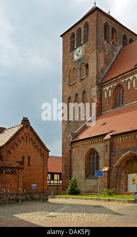 St.  Georgs Kirche In der alten Stadt Waren, Mecklenburg-Vorpommern, Deutschland. Stockfoto